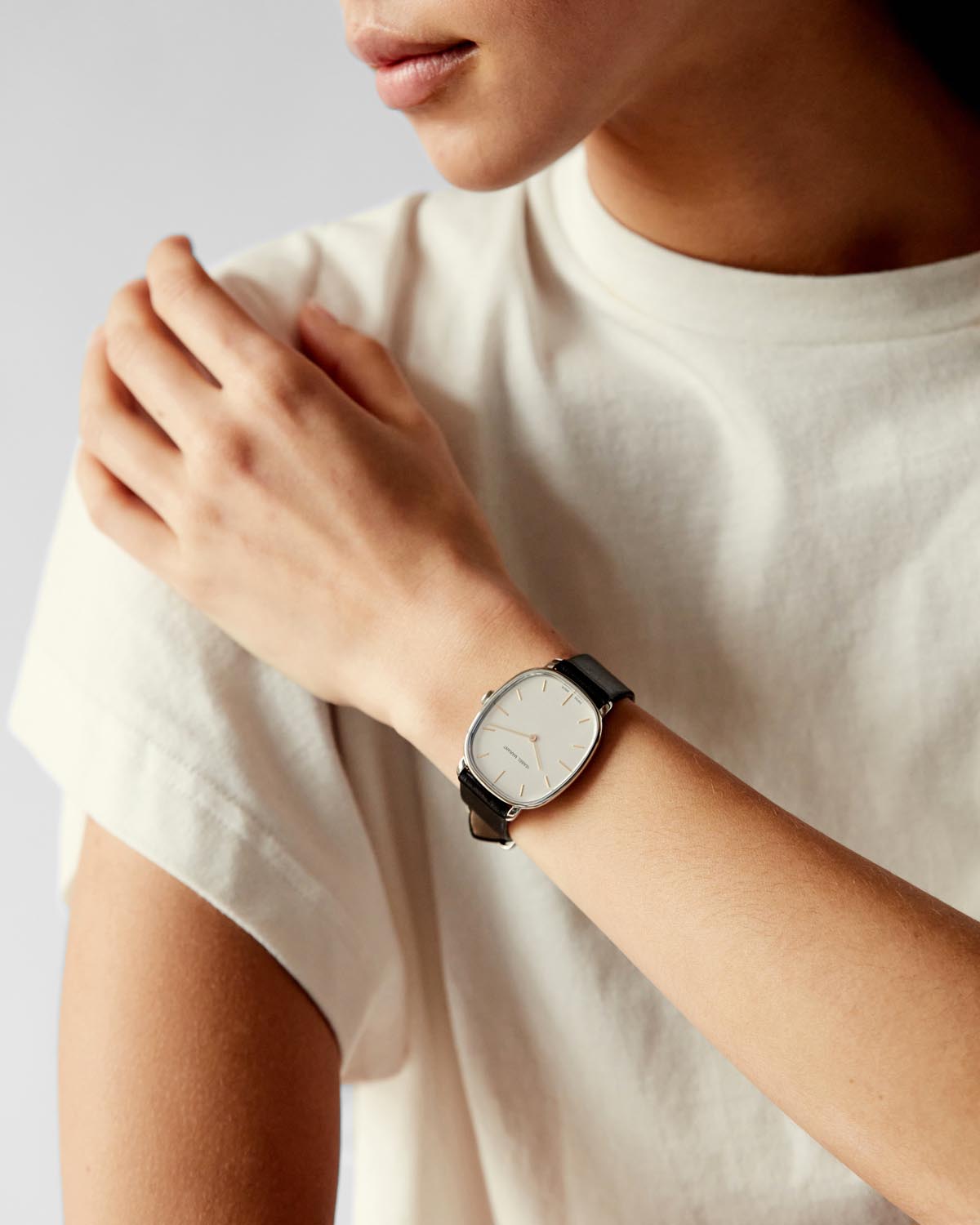 Montre 28.07 — Argent, vue 3 ; référence MO000500MS010B08SI