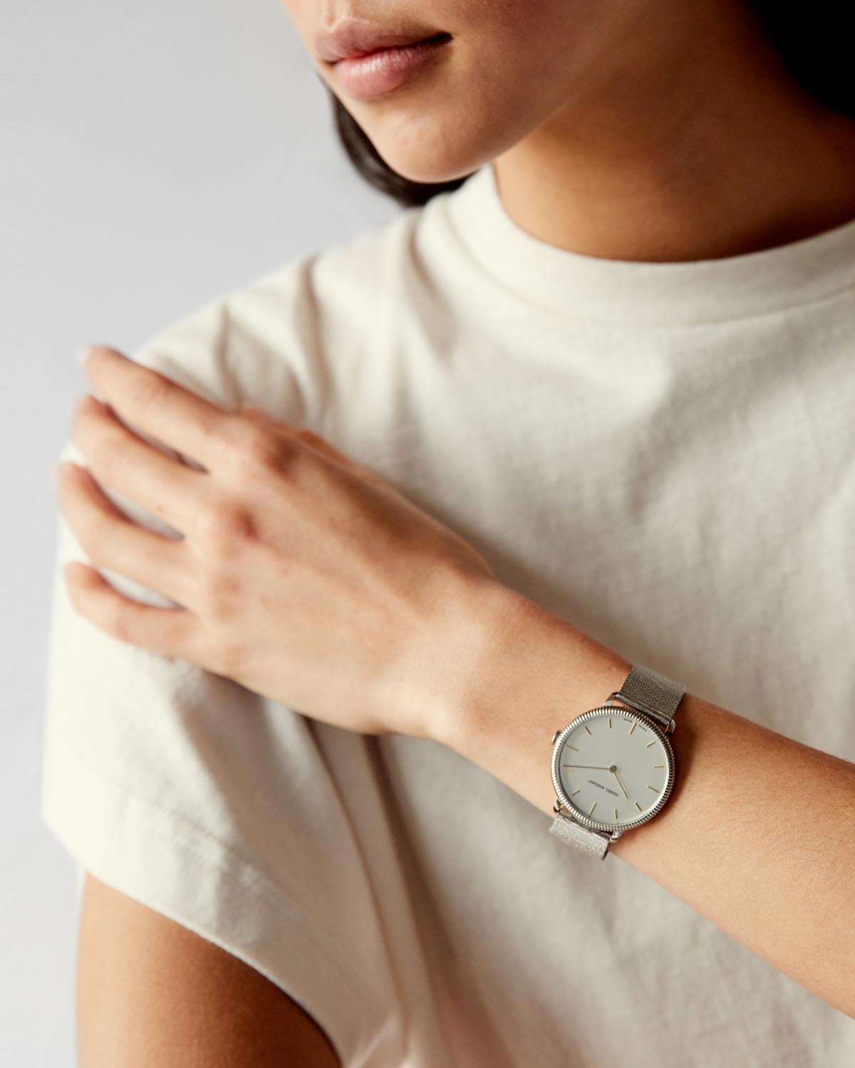 Montre 10.05 — Argent, vue 3 ; référence MO000300MD012B08SI